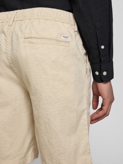 Männermodel trägt Shorts mit Tunnelzug Modell 'JAIDEN' von Jack & Jones aus Baumwoll-Leinen-Mix, Regular-Fit, Detailaufnahme Rückansicht.