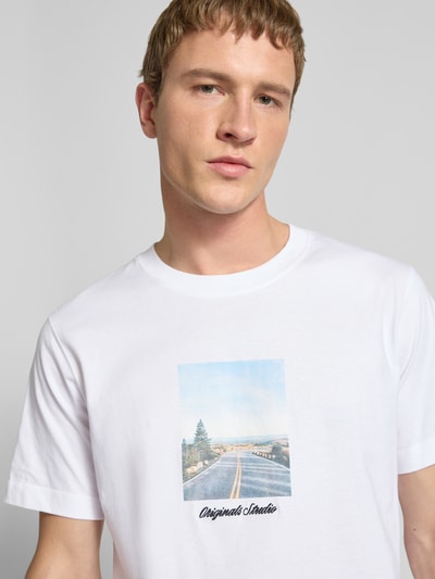 Männermodel trägt T-Shirt mit Rundhalsausschnitt Modell 'JORNORREBRO' von Jack & Jones, witte katoen, rechte fit, borststuk close-up.