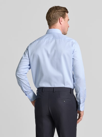 Männermodel trägt Regular Fit Business-Hemd mit Haifischkragen von Christian Berg Men aus bawełna, wzór na całej powierzchni, listwa guzikowa, długość tyłu w rozmiarze 39/40: 78 cm, szerokość ramion w rozmiarze 39/40: 45 cm, długość rękawów w rozmiarze 39/40: 66 cm, jasnoniebieski, prosta faktura, gładka powierzchnia, Ganzkörperansicht Rückansicht.