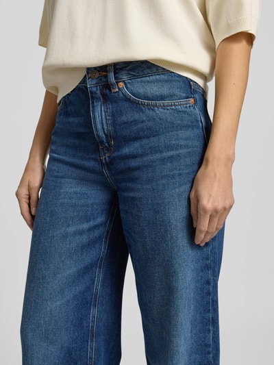 Frauenmodel trägt Jeans mit Eingrifftaschen Modell 'MEDLEY' von Drykorn in Blau, weites Bein, reine Baumwolle, Nahaufnahme Oberkörper.