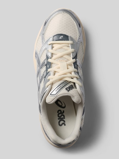 Produktfoto, Sneaker mit Logo-Detail von ASICS TIGER in Beige und Grau, runde Form, Schnürverschluss, leicht profilierte Sohle, Damen Sneaker, Absatzhöhe 4 cm, Schafthöhe 7 cm, Schaftweite 7 cm