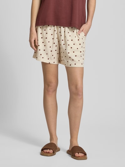 Kobiece modelka nosi Regular Fit Stoffshorts aus Viskose-Leinen-Mix Modell 'Pia' von Pieces, kremowe w brązowe kropki, tekstura gładka; widok z przodu na całe nogi, kontekst: damskie szorty materiałowe od Pieces, Ganzkörperansicht von vorne.