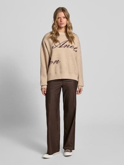 Vrouwenmodel draagt Wide Fit Hose aus Viskose-Mix Modell 'ZOE CAMILLA' van JJXX, donkerbruin, met steekzakken, viscosemix met stretch, volledige lichaamsvooraanzicht.