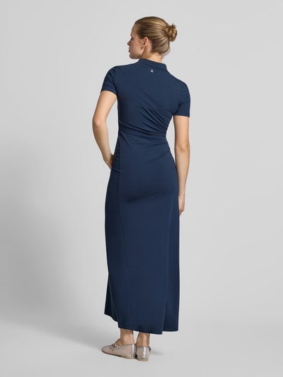 Frauenmodel trägt Slim Fit Maxikleid mit Polokragen von Rabanne in Dunkelblau, elastischer Baumwoll-Mix, Cut-Out mit Raffungen, Kurzarm, Ganzkörperansicht Rückansicht.