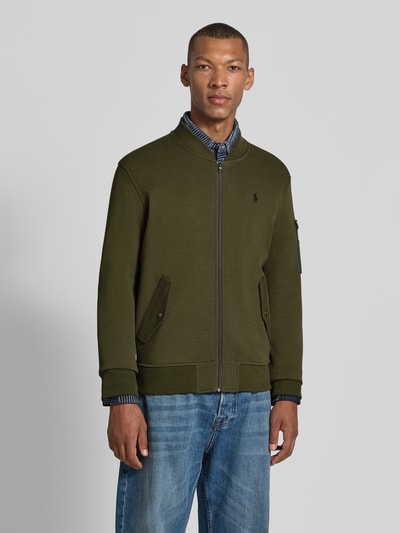 Mannelijk model draagt regular fit sweatjack van katoenmix van Polo Ralph Lauren in olijfgroen, gladde textuur, Ganzkörperansicht von vorne.