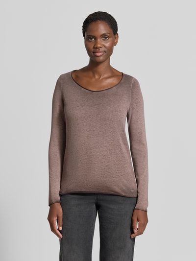 Vrouwenmodel draagt Regular Fit Langarmshirt aus Baumwoll-Mix van Smith and Soul in bruin, ronde hals, kanten randen, katoenmix, lange mouwen, voorkant volledige lichaamsweergave.