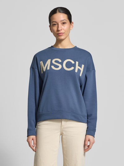 Vrouwenmodel draagt Sweatshirt met oversneden schouders van MSCH Copenhagen, katoenmix, rechte fit, model 'Mela Briena', ronde hals, voorkant volledig zicht, bovenlichaam close-up.