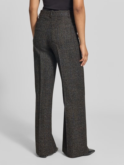 Frauenmodel trägt High Waist Business-Hose mit Bundfalten von Victoria Beckham, melierte Struktur, Wide Leg, Rückansicht Ganzkörperansicht.
