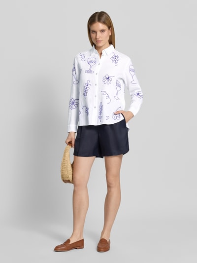 Frauenmodel trägt Regular Fit Leinenbluse im Allover-Look von Christian Berg Woman in Weiß mit floralen Linien, Hemdblusenkragen, Knopfleiste, reine Leinen, Rückenlänge 68 cm, Ärmellänge 57 cm, Ganzkörperansicht von vorne.