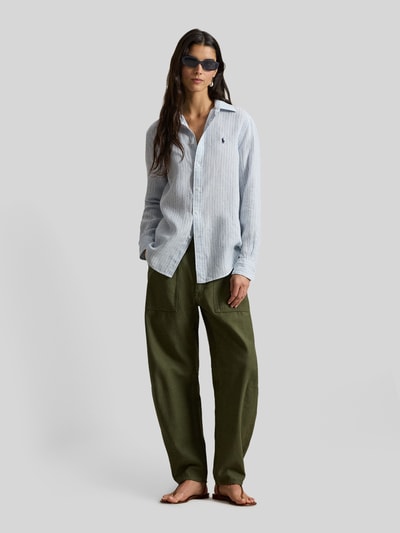 Frauenmodel trägt Hemdbluse aus reinem Leinen von Polo Ralph Lauren mit Streifenmuster, lockerem Schnitt, Knopfleiste, Ganzkörperansicht von vorne.