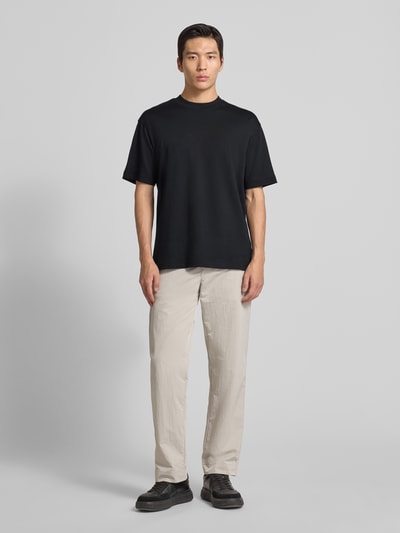 Männermodel trägt Regular Fit T-Shirt aus Baumwoll-Mix Modell 'TEETIM' von BOSS Orange, Optik: Unifarben, Ganzkörperansicht von vorne.