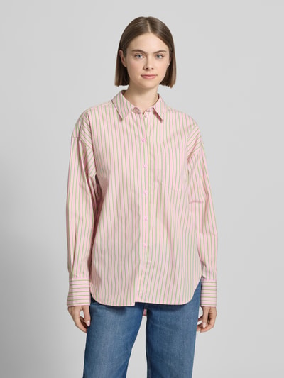 Frauenmodel trägt Relaxed Fit Bluse mit Brusttasche von JJXX aus Reine Baumwolle, gestreift in Rosa und Grün, Hemdblusenkragen, Ganzkörperansicht von vorne. Rückenlänge 78 cm, Ärmellänge 60 cm, Modell 'JAMIE', Größe S.