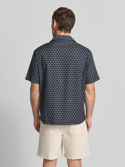 Männermodel trägt Relaxed Fit Freizeithemd aus Baumwoll-Mix Modell 'Tennisco' von Lacoste, dunkelblau mit Muster, Herren Freizeithemd; Ganzkörperansicht Rückansicht.
