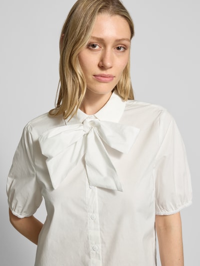 Frauenmodel trägt Schluppenbluse mit verdeckter Knopfleiste Modell 'malay' von FREE/QUENT in Weiß, Baumwolle, Nahaufnahme Oberkörper.