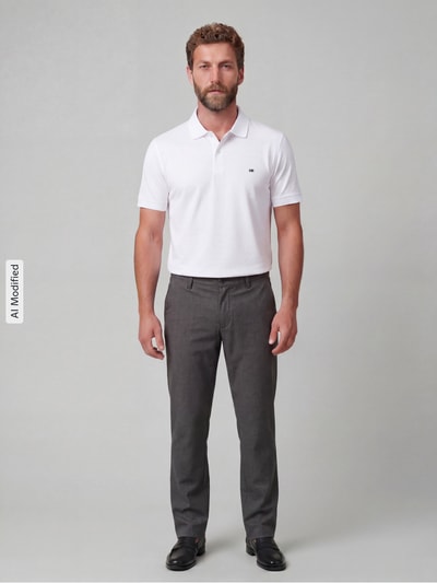Männermodel trägt Tapered Fit Stoffhose mit Viskose-Anteil Modell 'Phil' von Brax in Dunkelgrau, Herren Gerade Hose, Ganzkörperansicht von vorne.