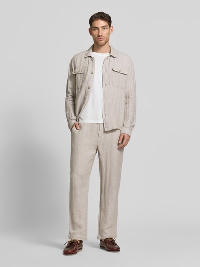 Männermodel trägt Cropped Hose aus Leinen-Baumwoll-Mix von JAKE*S STUDIO MEN im Allover-Look mit Eingrifftaschen, sandfarben, Ganzkörperansicht von vorne. Bundweite 43 cm, Innenbeinlänge 76 cm bei Größe M.