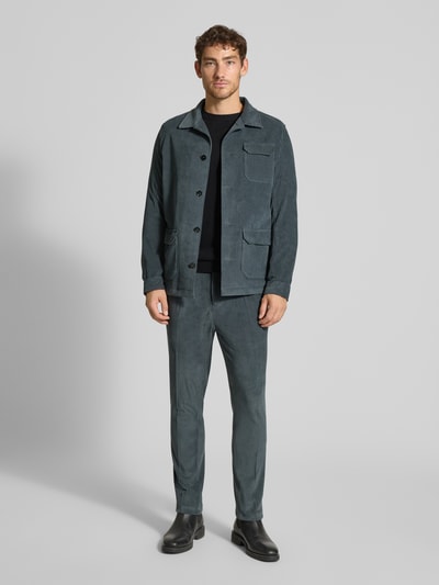 Męski model nosi Regular Fit Overshirt mit Umlegekragen Modell 'John' od Zuitable, sztruks, bawełna, kieszenie, granat, ujęcie całej sylwetki z przodu.