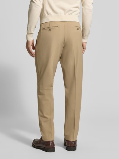 Männermodel trägt Regular Fit Chino mit Viskose-Anteil von Selected Homme, Optik: Unifarben, Materialverarbeitung: Twill, Ganzkörperansicht Rückansicht.