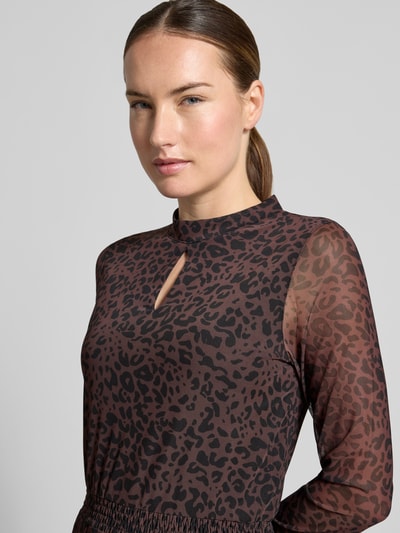 Frauenmodel trägt Knielanges Kleid mit Stretch-Anteil von MORE & MORE, semitransparenter Look, elastischer Tailleneinsatz, Nahaufnahme Oberkörper.