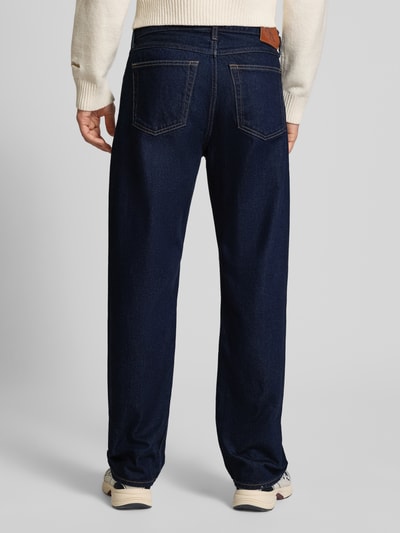 Mannenmodel draagt donkerblauwe 'Jeans mit 5-Pocket-Design' van Calvin Klein Jeans, rechte snit, zuivere katoen, detailopname achteraan.
