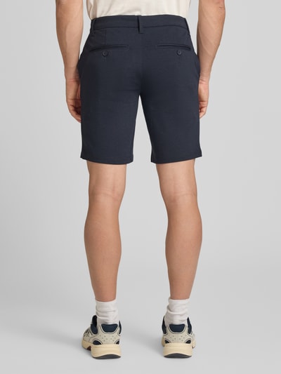 Männermodel trägt Regular Fit Chinoshorts aus Viskose-Mix Modell 'MARK' von Only & Sons, Melange-Optik, Ganzkörperansicht Rückansicht.