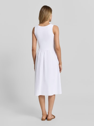 Frauenmodel trägt Knielanges Kleid im 2-in-1-Look von Soyaconcept aus Reine Baumwolle, A-Linie, weiße Struktur, Ganzkörperansicht Rückansicht. Rückenlänge bei Größe S: 100 cm, Brustweite bei Größe S: 33 cm, Rundhalsausschnitt, Knielänge.