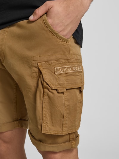 Männermodel trägt Shorts mit Cargotaschen Modell 'CREW SHORT' von Alpha Industries aus Baumwoll-Elasthan-Mix, Regular-Fit, Nahaufnahme Oberschenkel.