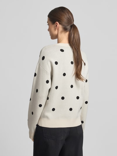 Frauenmodel trägt Strickpullover aus Viskose-Mix Modell 'Flow' von FREE/QUENT, creme mit schwarzen Punkten, Regular Fit, Ganzkörperansicht Rückansicht.