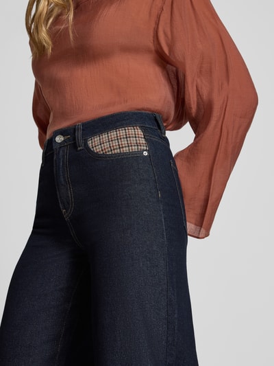Vrouwenmodel draagt Wide Fit Jeans met Karo-Detail van ONLY in dark wash denim, 5-pocket-design, wide leg, detailopname taille