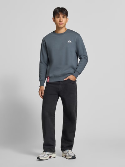 Männermodel trägt Sweatshirt mit Label-Details von Alpha Industries, gerade geschnittener Baumwoll-Mix, Rundhalsausschnitt, Ganzkörperansicht von vorne