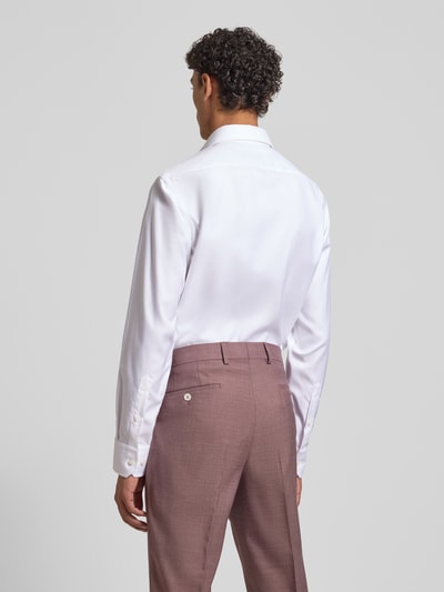Männermodel trägt Regular Fit Businesshemd aus reiner Baumwolle Modell 'H-JOE-SP' von BOSS, efekt: jednolity kolor, splot twill, długi rękaw, mankiet, krój regular fit, kołnierzyk koszulowy, listwa guzikowa na całej długości, pas na plecach, lekko zaokrąglone wykończenie, wykończenie: długi rękaw, skład materiałowy: bawełna, Ganzkörperansicht Rückansicht
