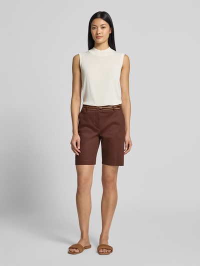 Frauenmodel trägt Bermudas mit Gürtel Modell 'Days' von b.young aus braunem Baumwoll-Elasthan-Mix, Regular Fit, Ganzkörperansicht von vorne.