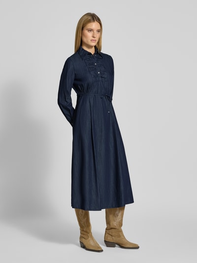 Frauenmodel trägt Midikleid mit Bindegürtel von Luisa Cerano in Dunkelblau, Baumwolle, Umlegekragen, tailliert, Ganzkörperansicht von vorne.
