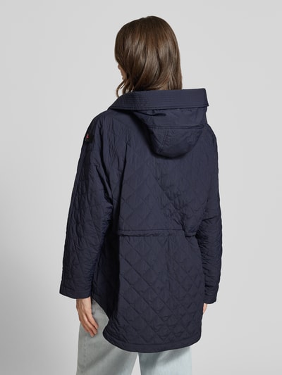 Frauenmodel trägt Relaxed Fit Jacke in Stepp-Optik Modell 'Texel' von Peuterey in Dunkelblau mit Stehkragen, Pattentaschen, Tunnelzug in der Taille, Ganzkörperansicht Rückansicht, Kontext: Damen Jacke, Rückenlänge 80 cm, Schulterbreite 50 cm, Brustweite 72 cm, Ärmellänge 59 cm.