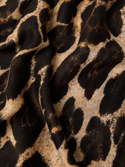 Productfoto, sjaal met logo-applicatie van guess met all-over dierenprint, rechthoekige pasvorm en franjesrand