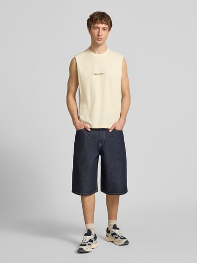 Männermodel trägt T-Shirt mit Stitching von Jack & Jones in Beige, Relaxed-Fit aus Reine Baumwolle, Rundhalsausschnitt, Ganzkörperansicht von vorne. Rückenlänge bei Größe M: 69 cm.