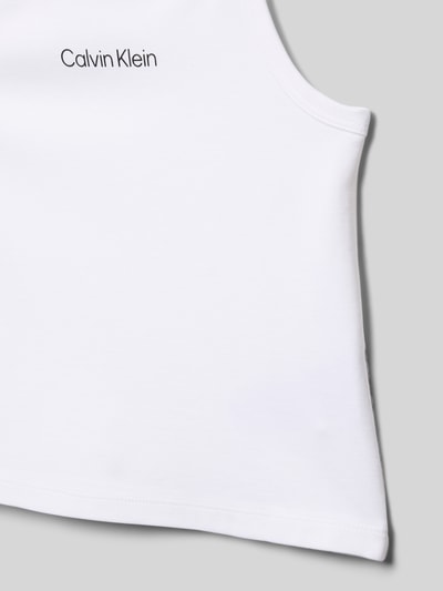 Mädchen trägt Regular Fit Trägertop aus Viskose-Mix Modell 'PUNTO STRAP TOP' von Calvin Klein Jeans, Detailaufnahme Oberkörper, unifarben, Label Print.