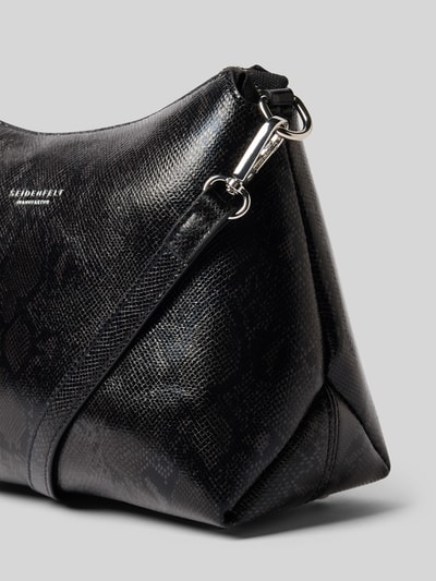 Produktfoto, Crossbody Bag mit Label-Detail Modell 'LILLEBY' von Seidenfelt mit Reißverschluss, abnehmbarem Schulterriemen, strukturierte Oberfläche, Maße 25x19x10 cm, Innenfach mit Reißverschluss, schwarze Farbe, Detailaufnahme.