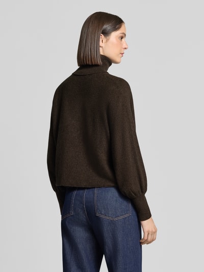 Vrouwenmodel draagt Regular Fit Pullover aus Woll-Mix mit Kaschmir-Anteil van HERZENS in donkerbruin met col en elastische mouwboorden, ruglengte maat 36: 48 cm, mouwlengte maat 36: 47 cm, wolmix met kasjmier, geheel van achteren