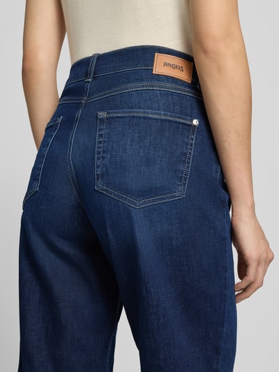 Frauenmodel trägt Barrel Jeans aus Baumwoll-Mix Modell 'Evy' von ANGELS in Dunkelblau mit sichtbarer Struktur, Nahaufnahme Rückansicht, Damen Barrel Jeans von ANGELS.