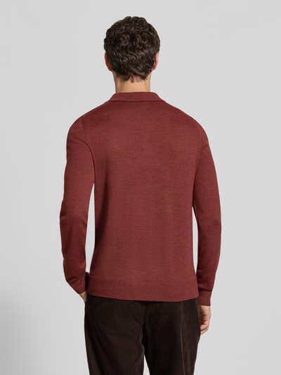 Männermodel trägt Regular Fit Poloshirt aus Woll-Mix von Christian Berg Men in Rotbraun, glatte Textur, Ganzkörperansicht Rückansicht. Herren Strickpullover, Polokragen, gerippte Abschlüsse, Rückenlänge bei Größe M 69 cm, Ärmellänge 68 cm.