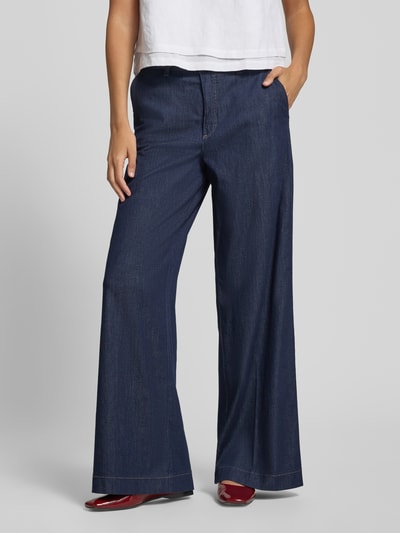 Frauenmodel trägt Wide Leg Jeans mit Bindegürtel Modell 'WENDY' von MAC aus dunkelblauem Baumwoll-Elasthan-Mix, Ganzkörperansicht von vorne. Bundweite bei Größe 36/32: 43 cm, Innenbeinlänge: 82 cm.