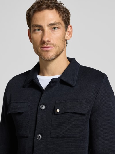 Männermodel trägt Regular Fit Overshirt mit knoopsluiting van Manuel Ritz, Materiaal-scheerwolmix, logoprint, borstzakken, Nahaufnahme Oberkörper