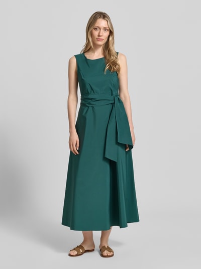 Frauenmodel trägt A-Linie Abendkleid mit Baumwoll-Anteil Modell 'GENTILE' von Weekend Max Mara in Dunkelgrün, glatte Struktur, Ganzkörperansicht von vorne. Damen Abendkleid von Weekend Max Mara.