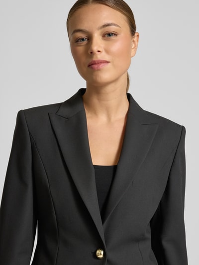 Frauenmodel trägt Regular Fit Kurzblazer mit Viskose-Anteil Modell 'ABIRE' von HUGO, Optik: Unifarben, feine Webstruktur, Nahaufnahme Oberkörper.