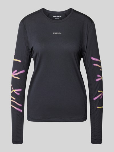 Produktfoto, czarne Funktionsshirt mit Logo Modell 'Kout' von Salomon o kroju regular fit, okrągły dekolt, kolorowe wzory na rękawach, długość tyłu w rozmiarze S: 58 cm