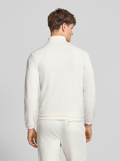 Mannelijk model draagt Slim Fit Tracksuit met logo-stitching model 'Egeo' van SERGIO TACCHINI in crème katoenmix, elastische boorden, opstaande kraag, ritssluiting, geheel in beeld, achteraanzicht. Context: heren tracksuit, slim fit, bandwijdte maat M 42 cm, ruglengte 64 cm, schouderbreedte 46 cm, mouwlengte 67 cm, binnenbeenlengte 73 cm.