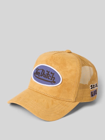 Produktfoto, Trucker Cap mit Label-Patch Modell 'CASQUETTE' von Von Dutch, beżowy kolor, wzmocniony daszek, siateczkowy tył, regulowany pasek, nadruk z napisem, tekstura zamszowa