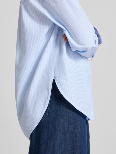 Frauenmodel trägt Loose Fit Hemdbluse aus Baumwoll-Lyocell-Mix von Tom Tailor, hellblau mit feinen Streifen, Nahaufnahme Oberkörper, Damen Hemdbluse von Tom Tailor
