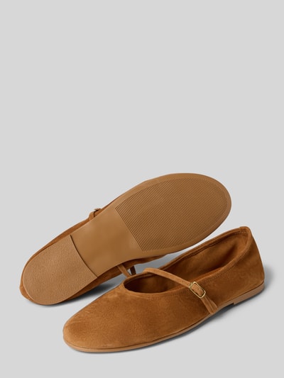 Produktfoto, baleriny z naturalnej skóry z paskiem Model 'Besette' od Steve Madden, zaokrąglony czubek, sprzączka, wysokość obcasa w rozmiarze 40: 1 cm, wysokość cholewki w rozmiarze 40: 7 cm, szerokość w rozmiarze 40: 19 cm, brązowy kolor, gładka faktura